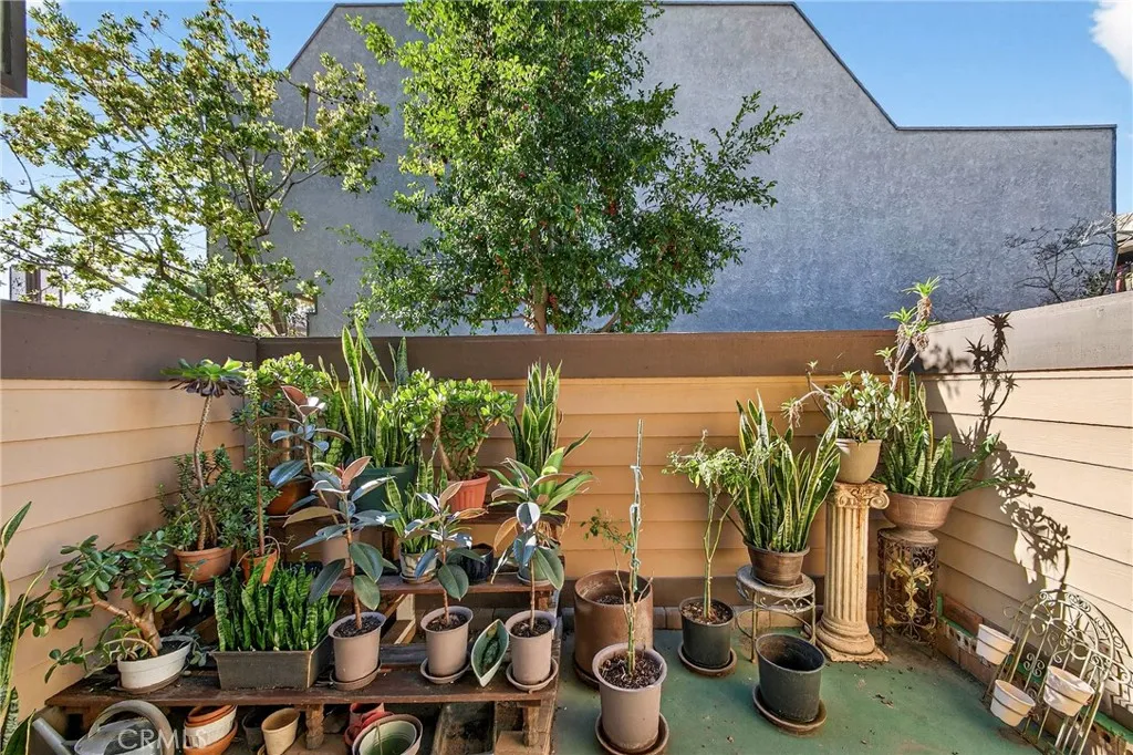 421 S Van Ness 6, Los Angeles, California 90020 home-pic-21